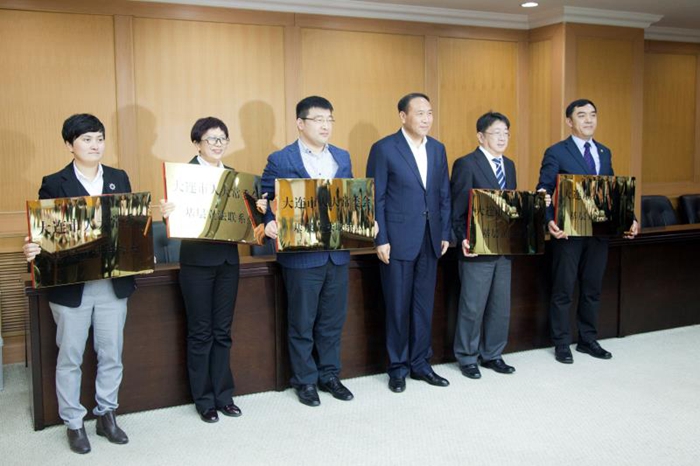 图一：肖盛峰主任向五个新设立的基层立法联系点授予牌匾，右一为建方所徐长胜主任_副本